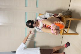 Q721大一女生蒙眼挠脚心