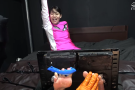 Q795WAKA_064_「イボイボ手袋で指の間はダメ！ あまりのくすぐったさに足枷をガタガタ言わせるさららちゃんの足裏くすぐり！」